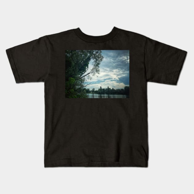 Skyline in the Park Kids T-Shirt by eleonoraingrid